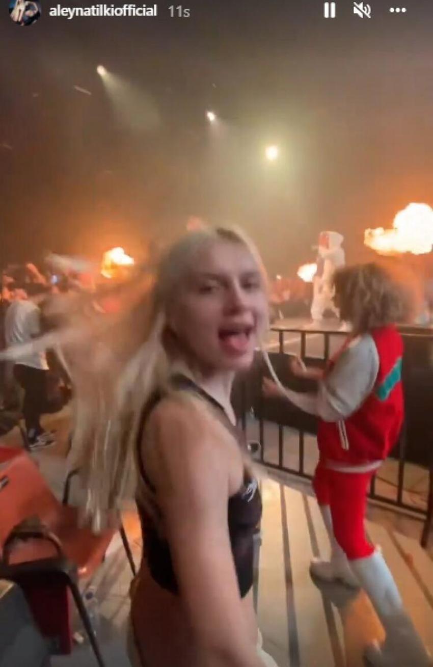 Aleyna Tilki, rapçi Uzi'nin konserinde saatlerce dans etti