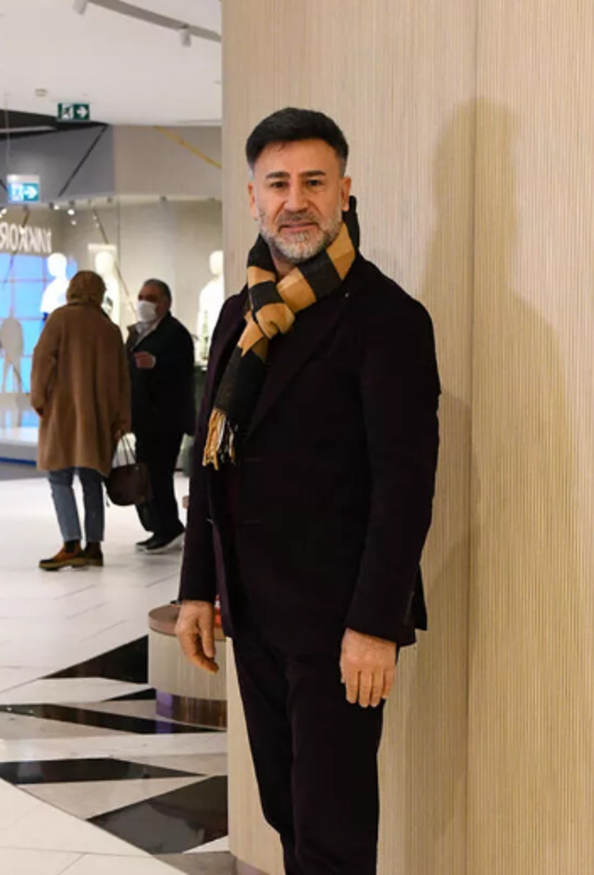İzzet Yıldızhan'dan tartışma yaratan sözler! 'Sahneye külotla çıkmasınlar!'