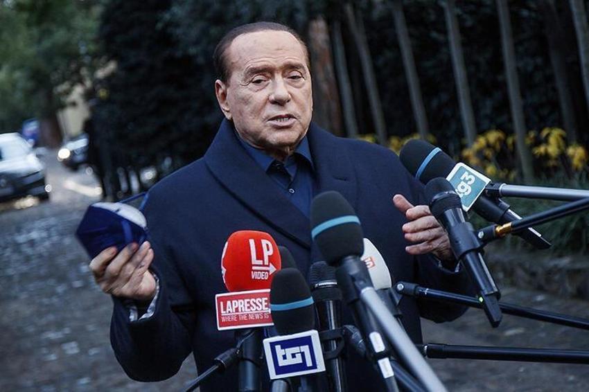 İtalya'da cumhurbaşkanı adayı Silvio Berlusconi 53 yaş küçük sevgilisiyle gündem oldu! 