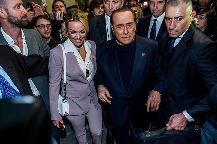 İtalya'da cumhurbaşkanı adayı Silvio Berlusconi 53 yaş küçük sevgilisiyle gündem oldu! 