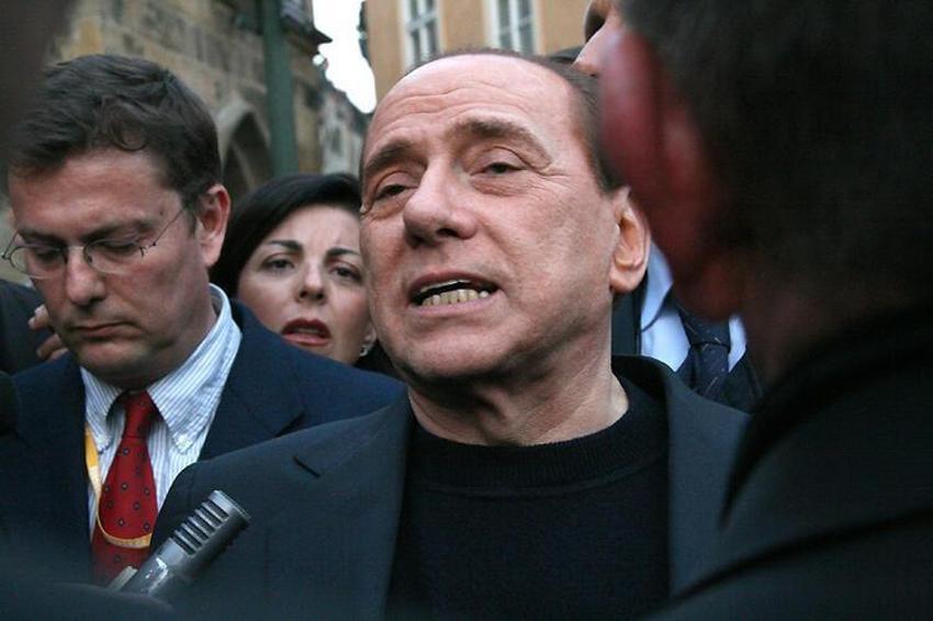 İtalya'da cumhurbaşkanı adayı Silvio Berlusconi 53 yaş küçük sevgilisiyle gündem oldu! 