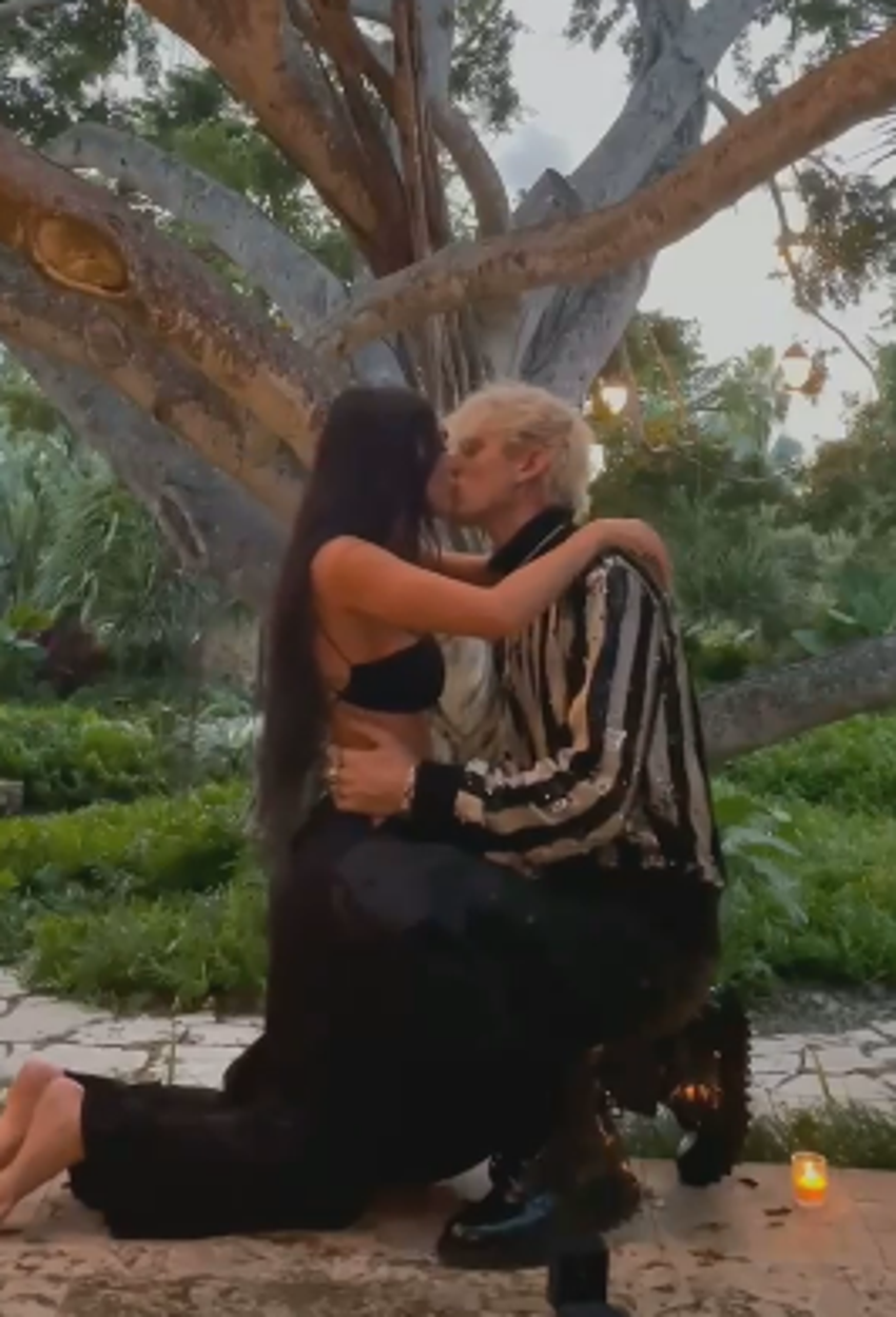 Machine Gun Kelly'den Megan Fox'a romantik evlilik teklifi!