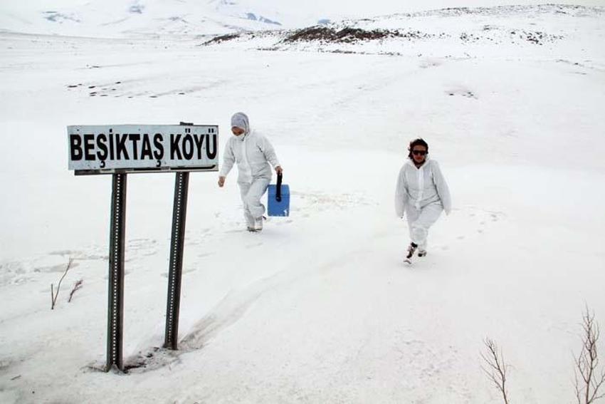 Zorlu hava koşullarına aldırmayan korona savaşçılarının karla mücadelesi!