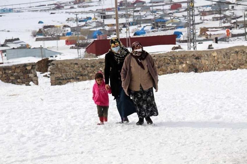 Zorlu hava koşullarına aldırmayan korona savaşçılarının karla mücadelesi!