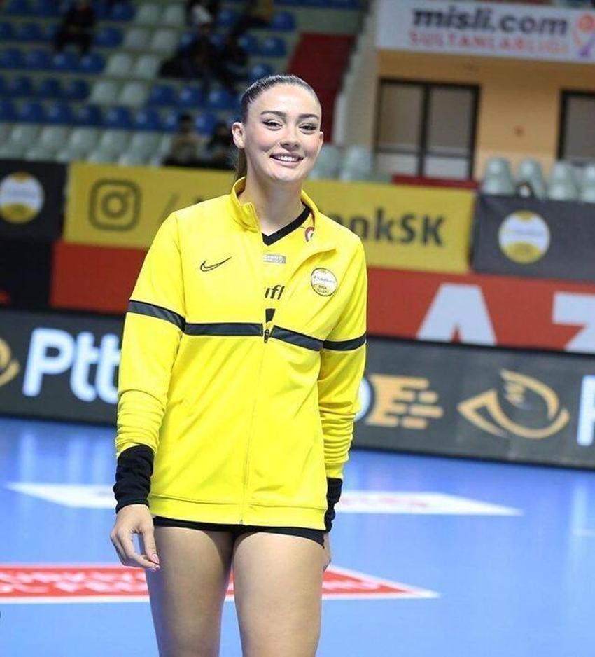 Ünlü voleybolcu Zehra Güneş'in iddialı pozuna yorum yağdı! 'Hangi derde devasın, söyle düşeyim'