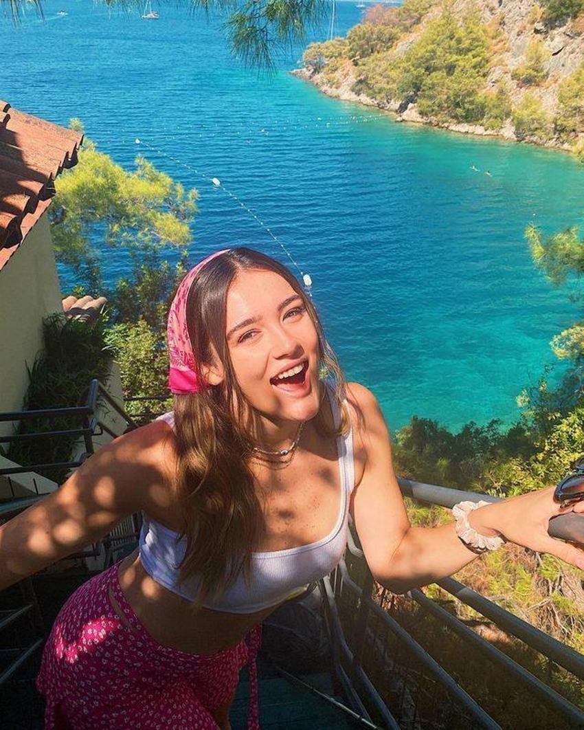 Ünlü voleybolcu Zehra Güneş'in iddialı pozuna yorum yağdı! 'Hangi derde devasın, söyle düşeyim'