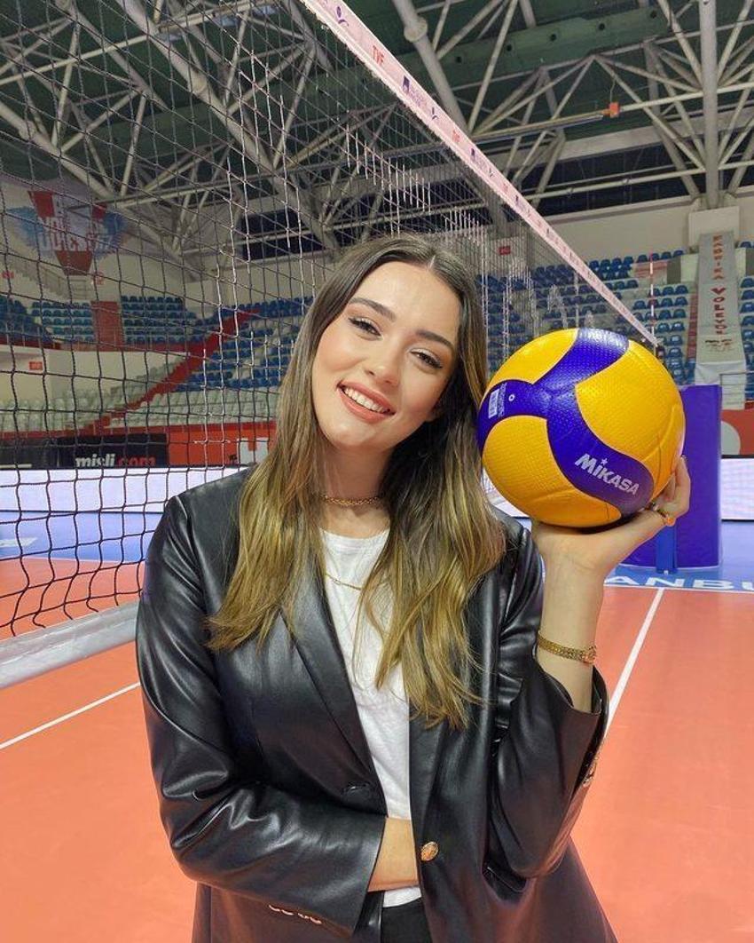 Ünlü voleybolcu Zehra Güneş'in iddialı pozuna yorum yağdı! 'Hangi derde devasın, söyle düşeyim'