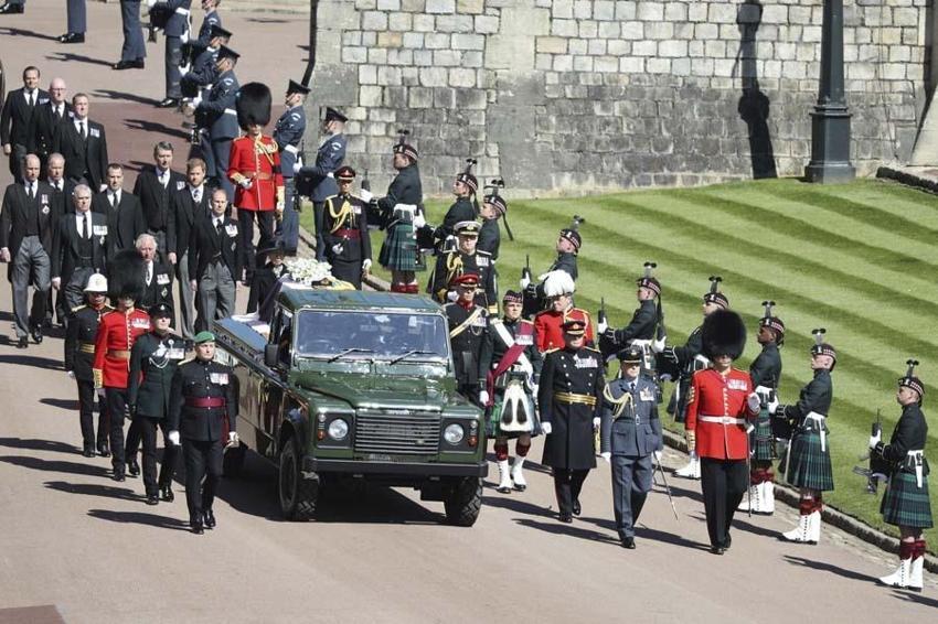 Skandallar İngiltere'yi sarsıyor! Kraliçe Elizabeth tek başına yas tutarken Başbakanlık'ta rezalet...