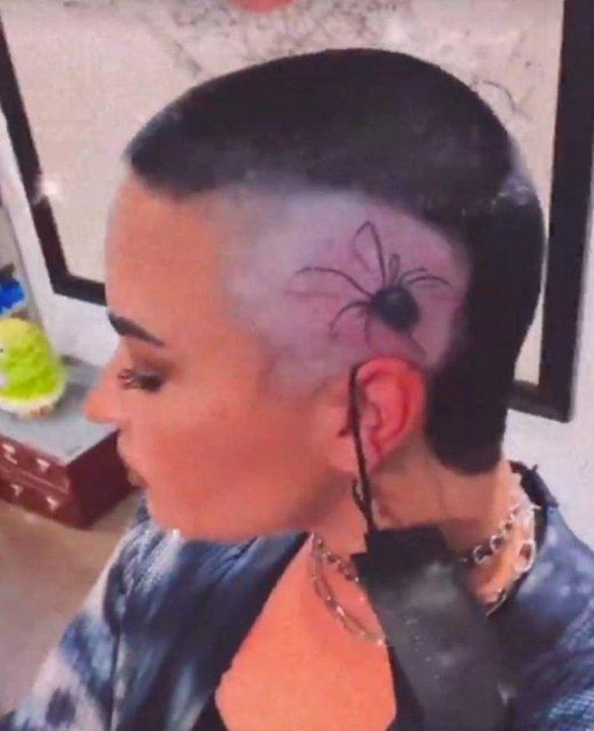 Demi Lovato başına örümcek dövmesi yaptırdı!