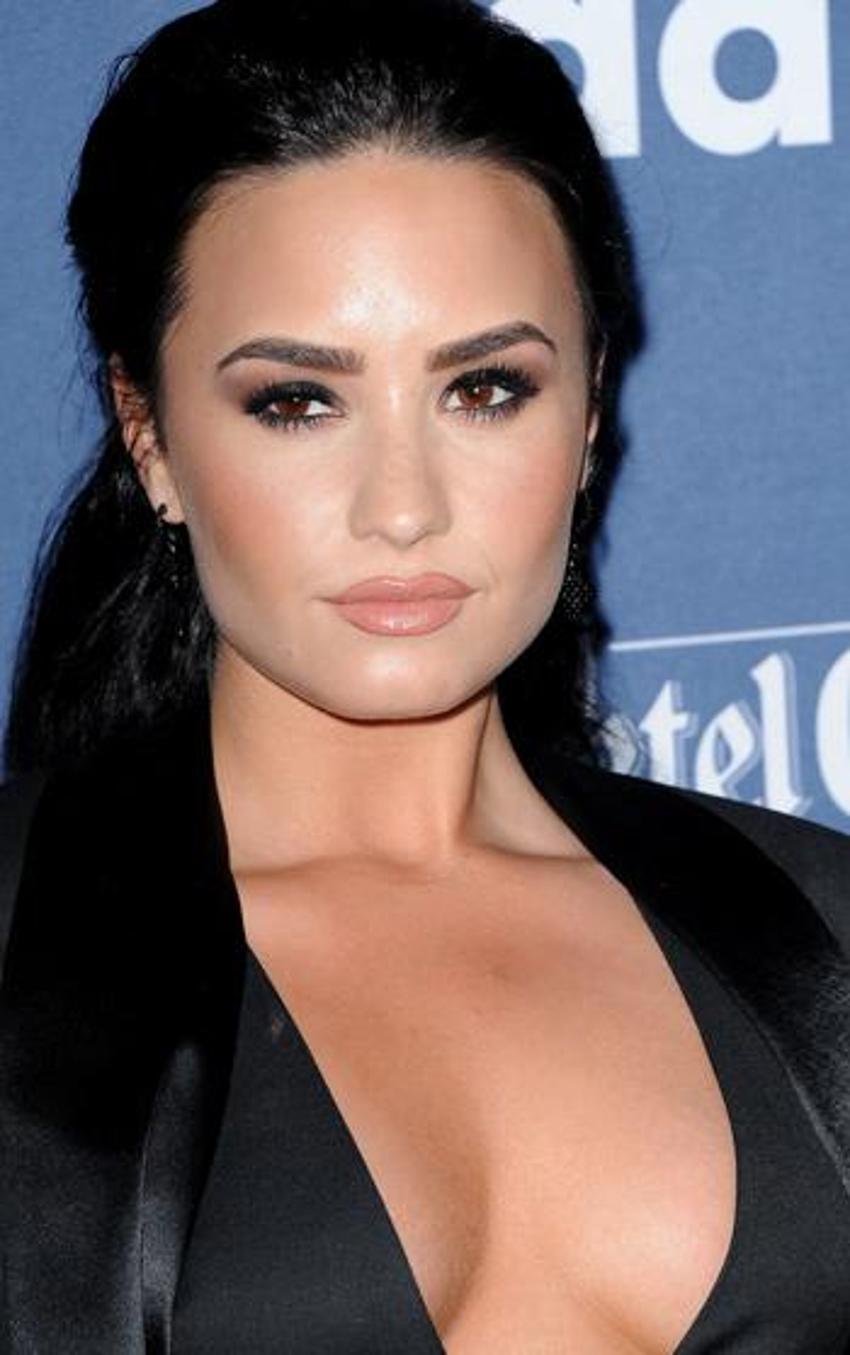 Demi Lovato başına örümcek dövmesi yaptırdı!