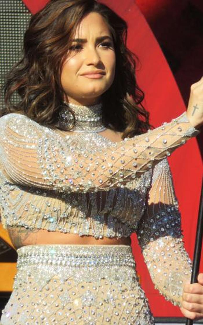 Demi Lovato başına örümcek dövmesi yaptırdı!