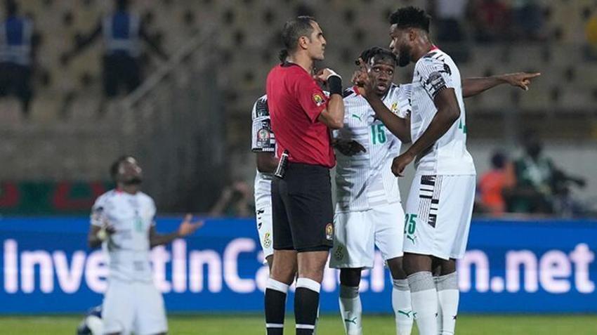 Süper Lig'in iki yıldızı Afrika Kupası'nı allak bullak etti! Yumruk yumruğa kavga