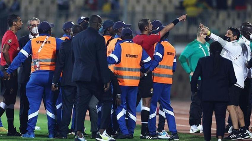 Süper Lig'in iki yıldızı Afrika Kupası'nı allak bullak etti! Yumruk yumruğa kavga