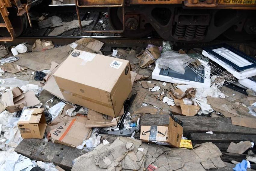 Alışveriş devi Amazon'a hırsızlık şoku! Kargo treni yağma edildi: Akılalmaz görüntüler...