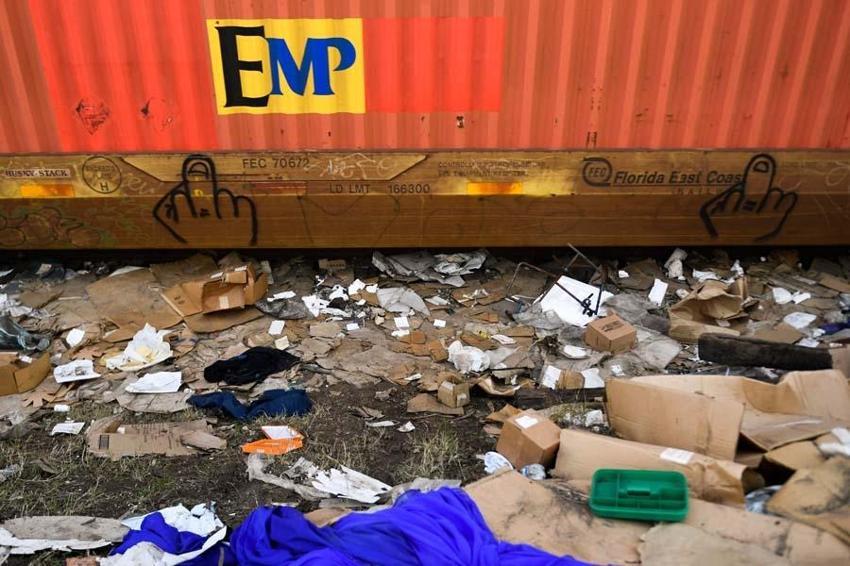 Alışveriş devi Amazon'a hırsızlık şoku! Kargo treni yağma edildi: Akılalmaz görüntüler...