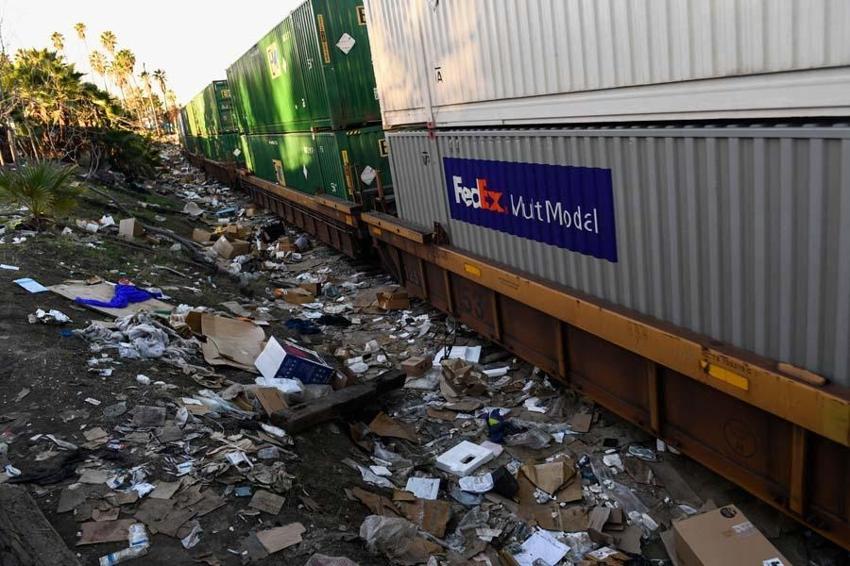 Alışveriş devi Amazon'a hırsızlık şoku! Kargo treni yağma edildi: Akılalmaz görüntüler...