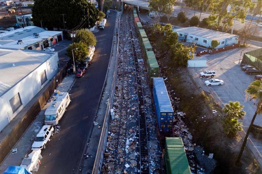 Alışveriş devi Amazon'a hırsızlık şoku! Kargo treni yağma edildi: Akılalmaz görüntüler...