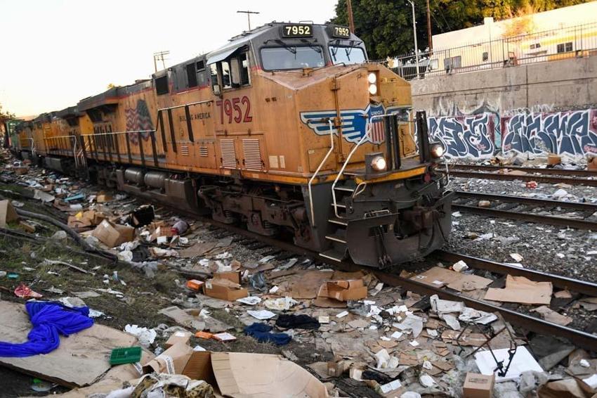 Alışveriş devi Amazon'a hırsızlık şoku! Kargo treni yağma edildi: Akılalmaz görüntüler...