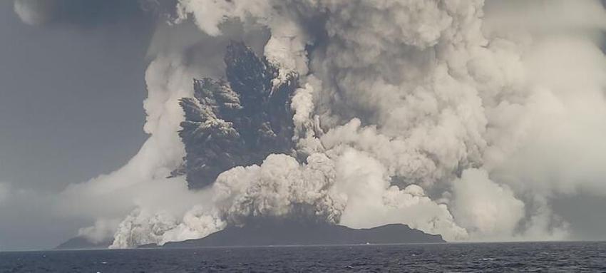 Pasifik'teki patlama 800 km'den duyuldu! Tsunami dalgaları kıyıyı vurdu