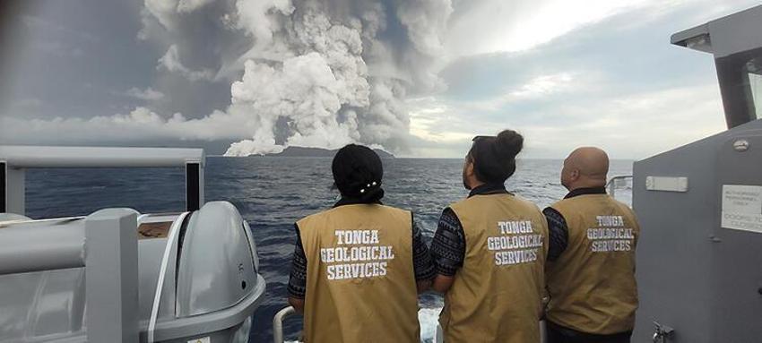 Pasifik'teki patlama 800 km'den duyuldu! Tsunami dalgaları kıyıyı vurdu