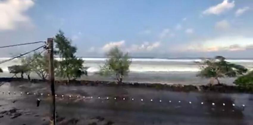 Pasifik'teki patlama 800 km'den duyuldu! Tsunami dalgaları kıyıyı vurdu
