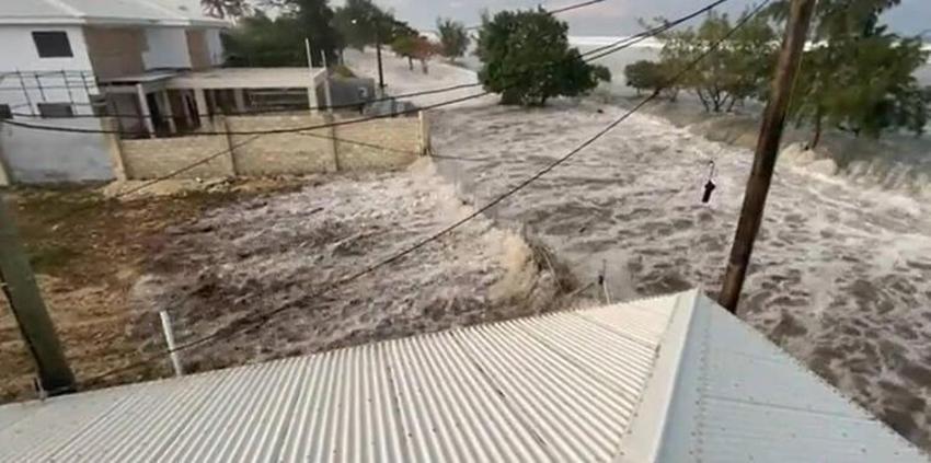 Pasifik'teki patlama 800 km'den duyuldu! Tsunami dalgaları kıyıyı vurdu