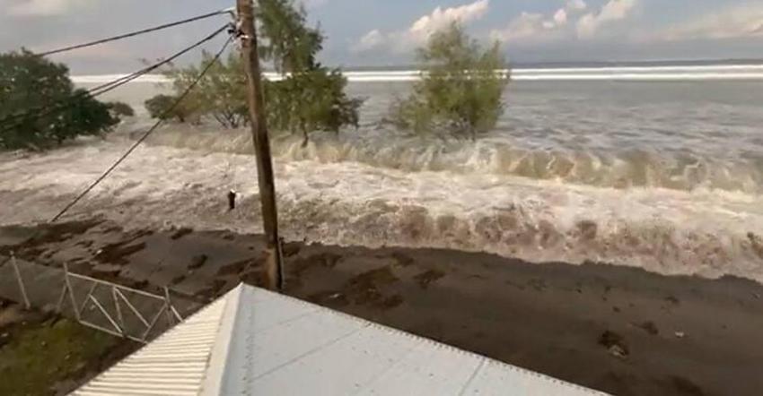 Pasifik'teki patlama 800 km'den duyuldu! Tsunami dalgaları kıyıyı vurdu