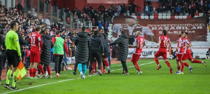 Vitor Pereira ne yaptıysa İsmail Kartal da aynısı yaptı! Fenerbahçe'de Mesut Özil krizi 'Ya sabır...'