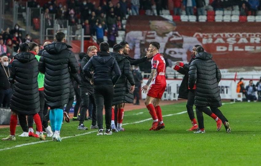 Vitor Pereira ne yaptıysa İsmail Kartal da aynısı yaptı! Fenerbahçe'de Mesut Özil krizi 'Ya sabır...'