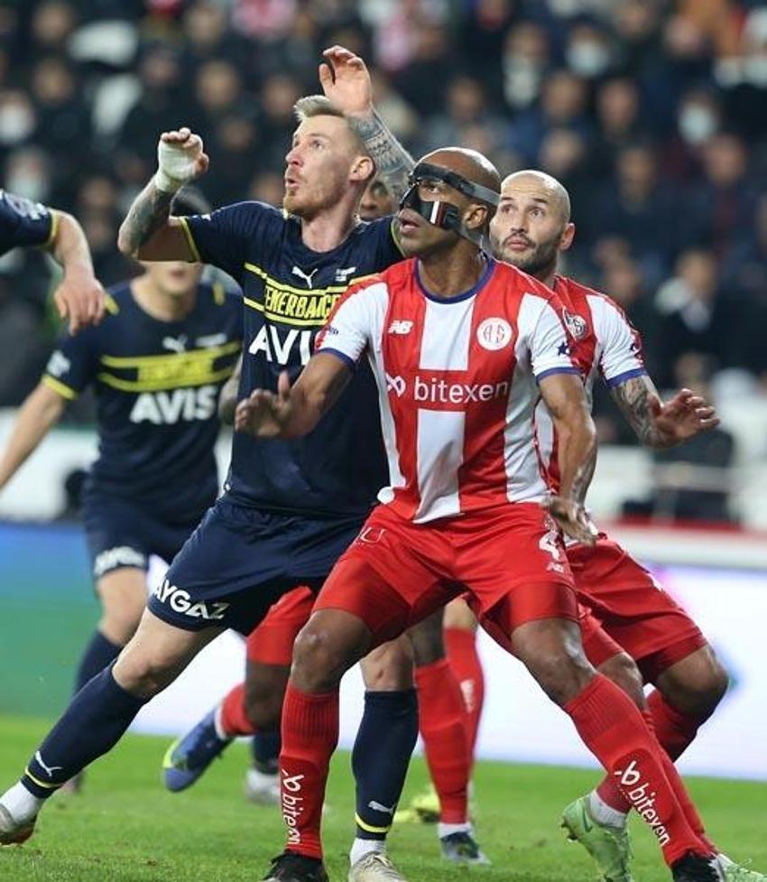 Vitor Pereira ne yaptıysa İsmail Kartal da aynısı yaptı! Fenerbahçe'de Mesut Özil krizi 'Ya sabır...'