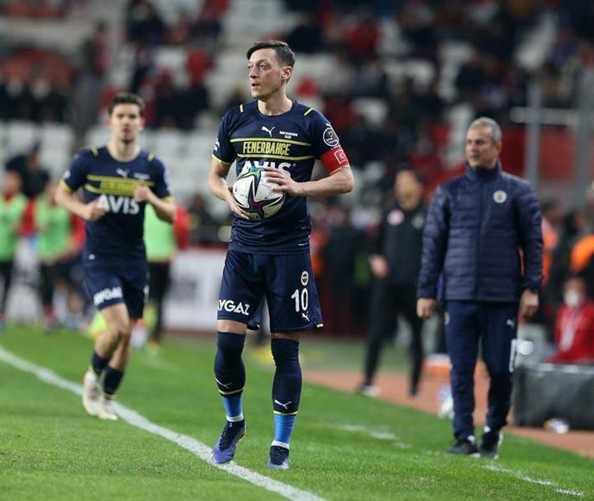 Vitor Pereira ne yaptıysa İsmail Kartal da aynısı yaptı! Fenerbahçe'de Mesut Özil krizi 'Ya sabır...'