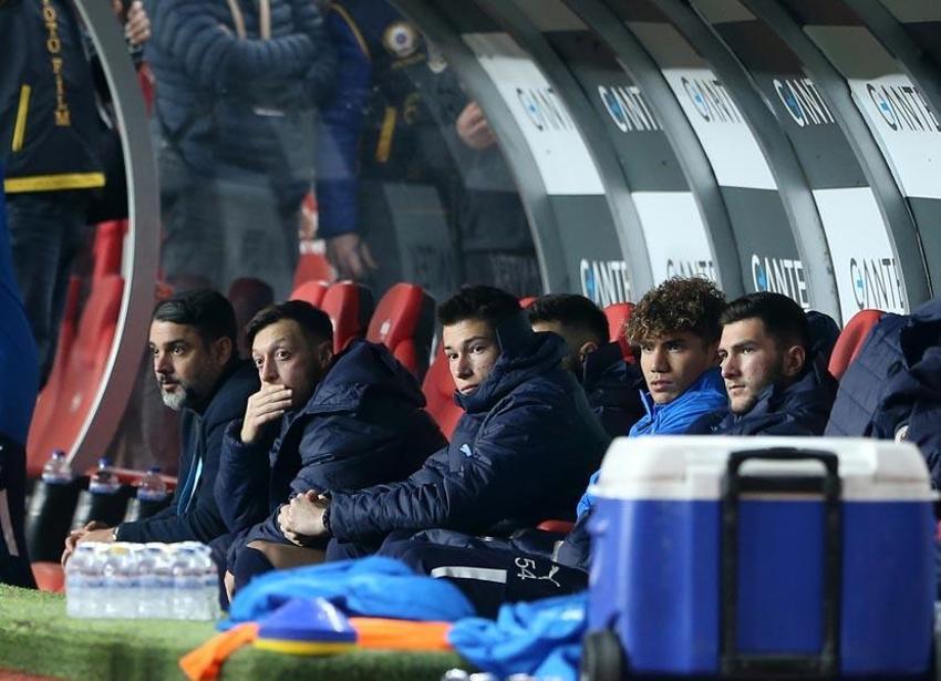 Vitor Pereira ne yaptıysa İsmail Kartal da aynısı yaptı! Fenerbahçe'de Mesut Özil krizi 'Ya sabır...'