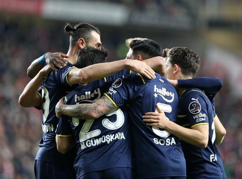 Vitor Pereira ne yaptıysa İsmail Kartal da aynısı yaptı! Fenerbahçe'de Mesut Özil krizi 'Ya sabır...'