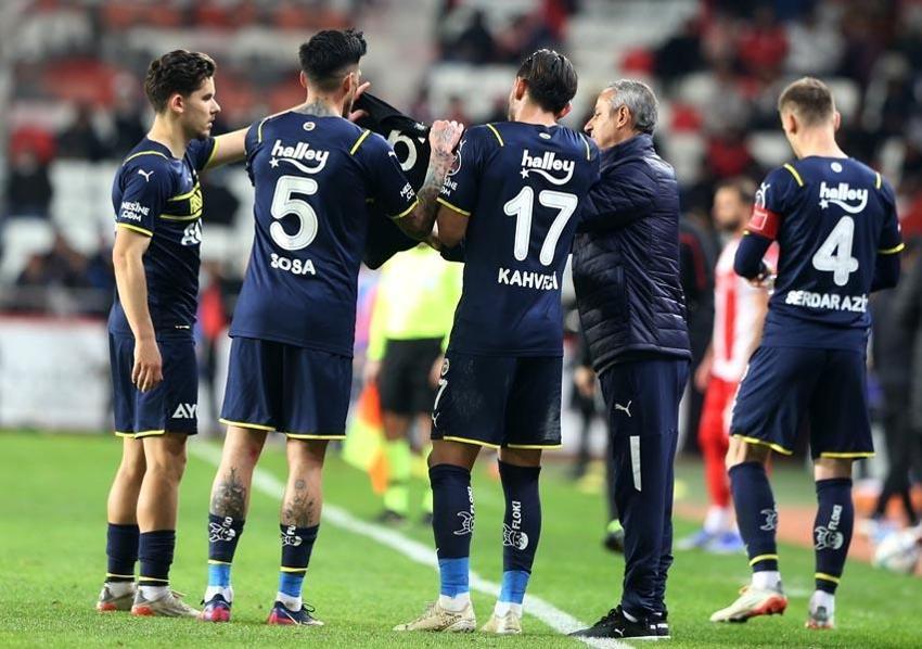 Vitor Pereira ne yaptıysa İsmail Kartal da aynısı yaptı! Fenerbahçe'de Mesut Özil krizi 'Ya sabır...'