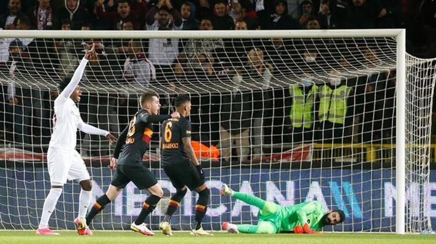 Önce İsmail Çipe'ye tepki gösterdiler ardından yıldız futbolcuyu topa tuttular 'Kıytırık bir futbolcusun...'