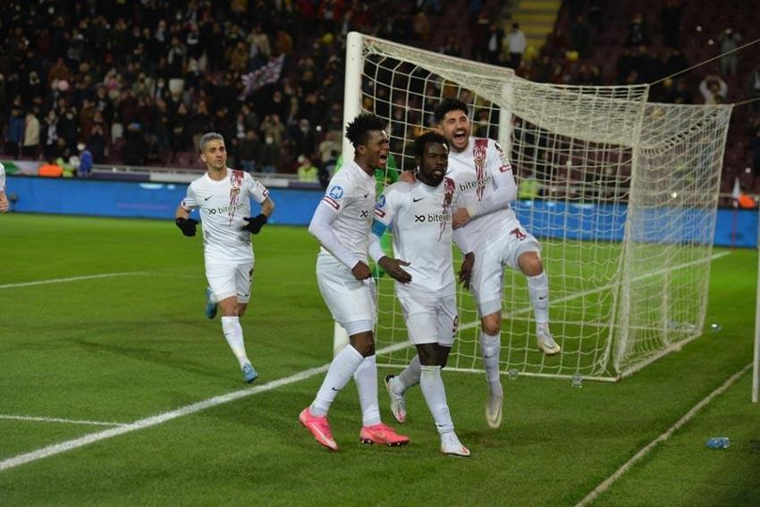Sadece İsmail Çipe ile Van Aanholt'a mı? Galatasaray'da 3 futbolcu ve hocaya büyük tepki! 'Burası Türkiye Torrent'