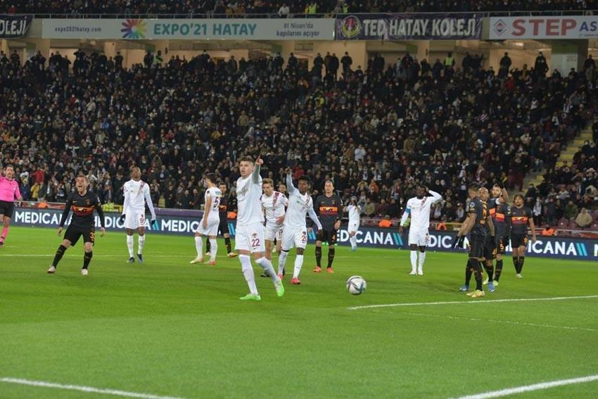 Sadece İsmail Çipe ile Van Aanholt'a mı? Galatasaray'da 3 futbolcu ve hocaya büyük tepki! 'Burası Türkiye Torrent'