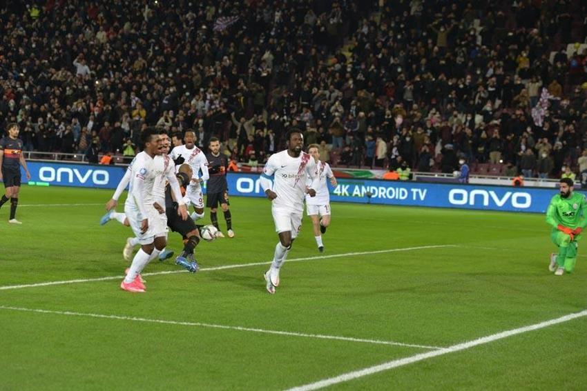 Sadece İsmail Çipe ile Van Aanholt'a mı? Galatasaray'da 3 futbolcu ve hocaya büyük tepki! 'Burası Türkiye Torrent'