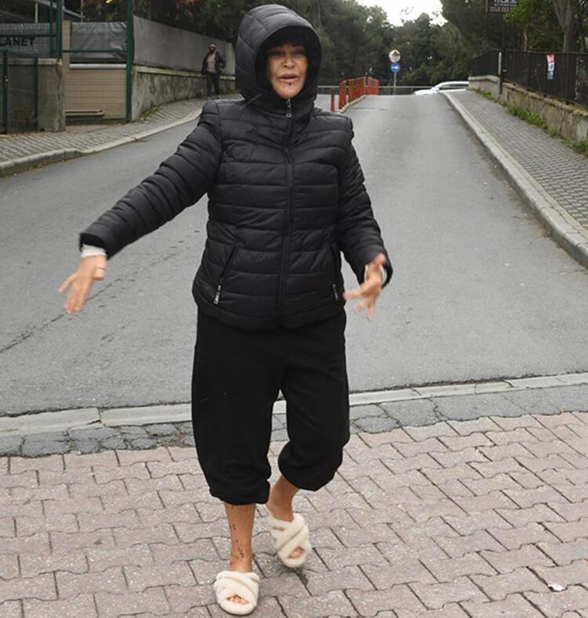 Hülya Avşar yüzünü kapatarak sitem etti!
