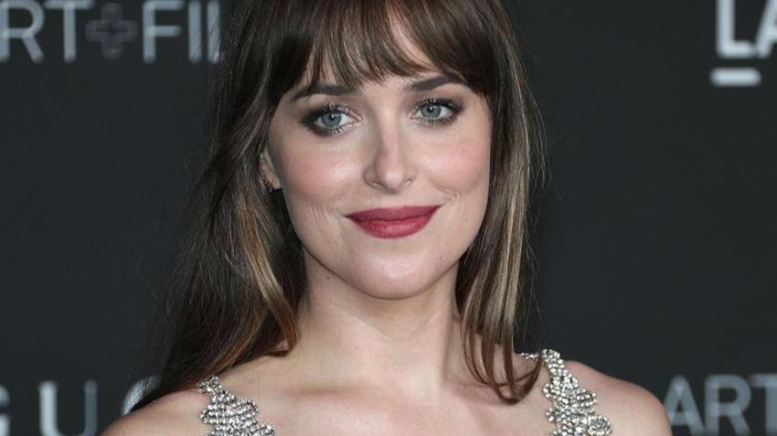 Dakota Johnson: Sette soyunmak büyük sorun