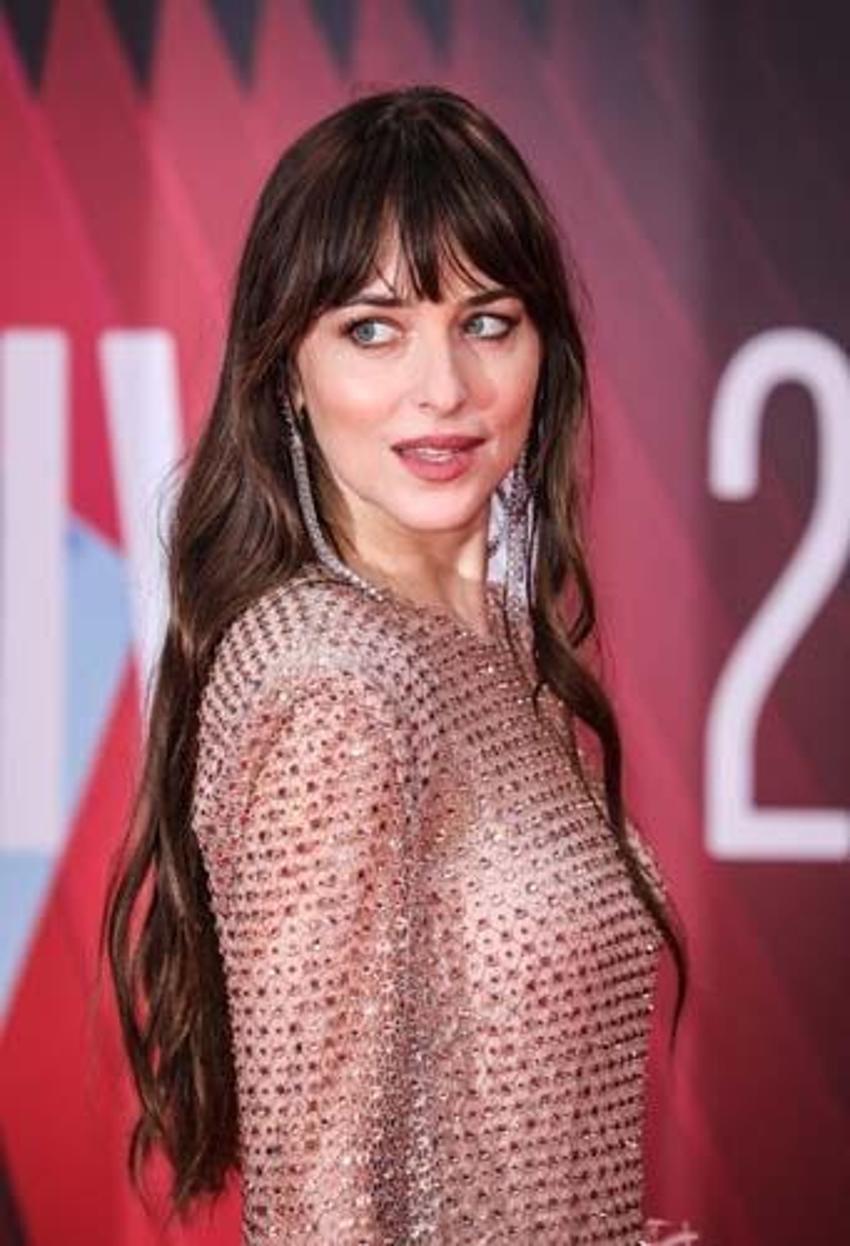 Dakota Johnson: Sette soyunmak büyük sorun