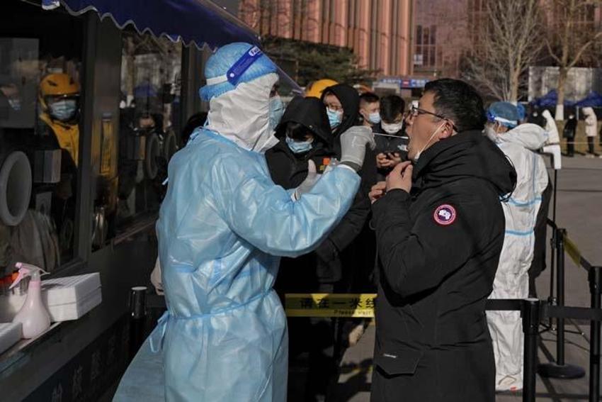 Omicron ile ilgili korkutan açıklamalar art arda geldi! Başa dönüyoruz: 'Açarken dikkat!'