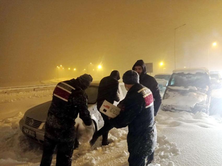 Araçlar kara gömüldü, binlerce kişi mahsur kaldı! Gaziantep Valisi'nden flaş açıklama