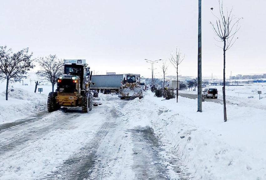 Araçlar kara gömüldü, binlerce kişi mahsur kaldı! Gaziantep Valisi'nden flaş açıklama