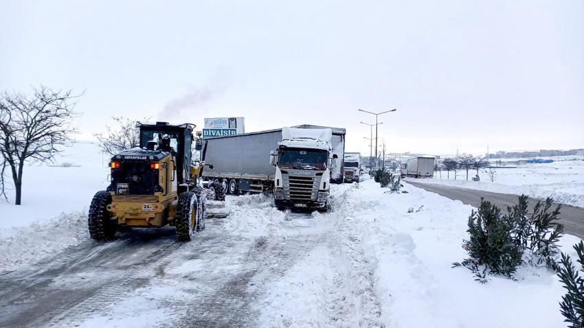 Araçlar kara gömüldü, binlerce kişi mahsur kaldı! Gaziantep Valisi'nden flaş açıklama