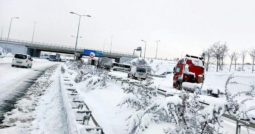 Araçlar kara gömüldü, binlerce kişi mahsur kaldı! Gaziantep Valisi'nden flaş açıklama