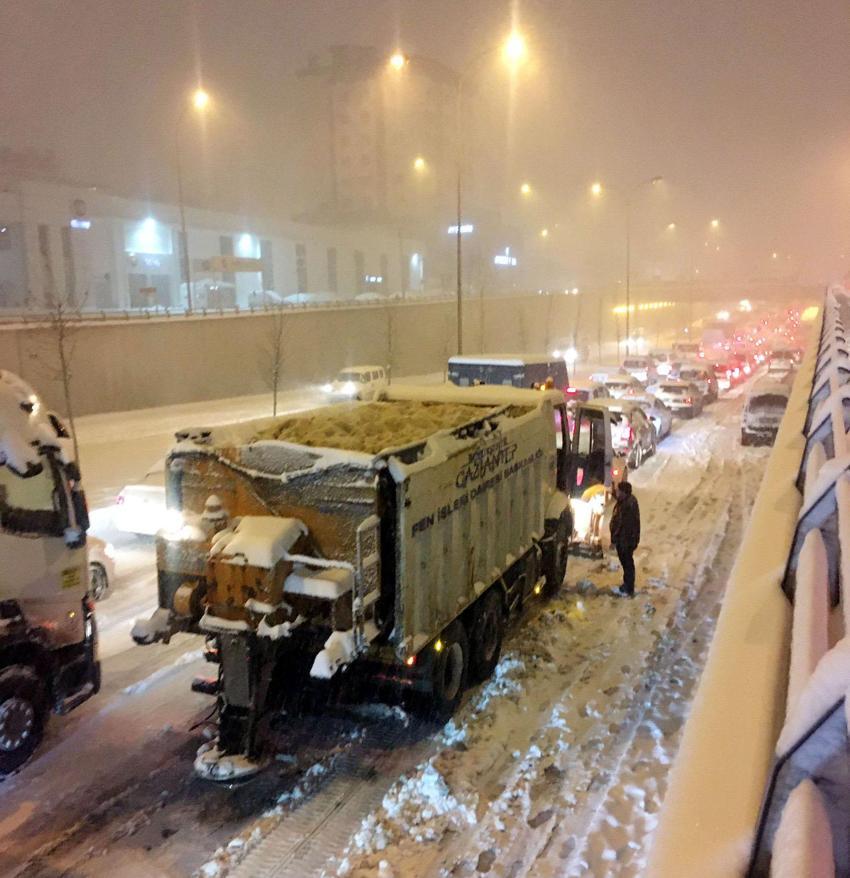 Araçlar kara gömüldü, binlerce kişi mahsur kaldı! Gaziantep Valisi'nden flaş açıklama