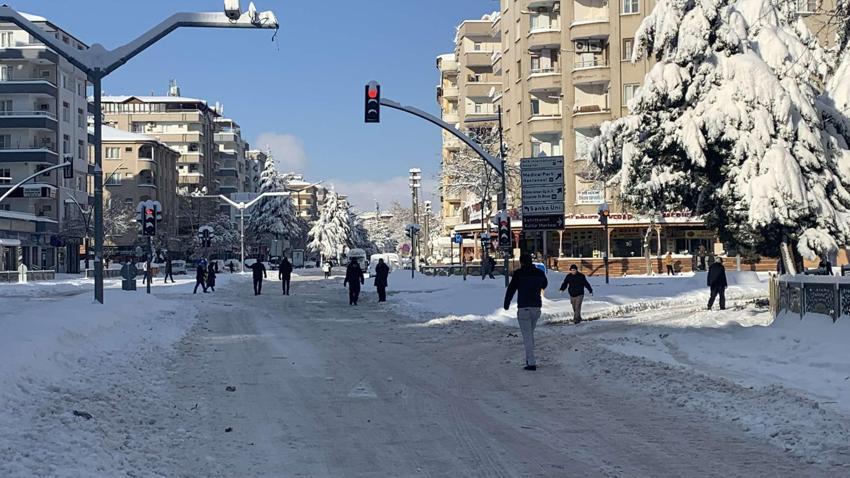 Araçlar kara gömüldü, binlerce kişi mahsur kaldı! Gaziantep Valisi'nden flaş açıklama