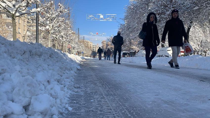 Araçlar kara gömüldü, binlerce kişi mahsur kaldı! Gaziantep Valisi'nden flaş açıklama