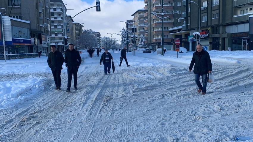 Araçlar kara gömüldü, binlerce kişi mahsur kaldı! Gaziantep Valisi'nden flaş açıklama